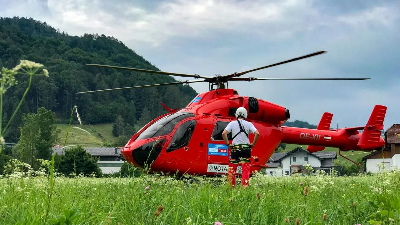 Balkontüre fällt auf Mädchen (2) – schwer verletzt