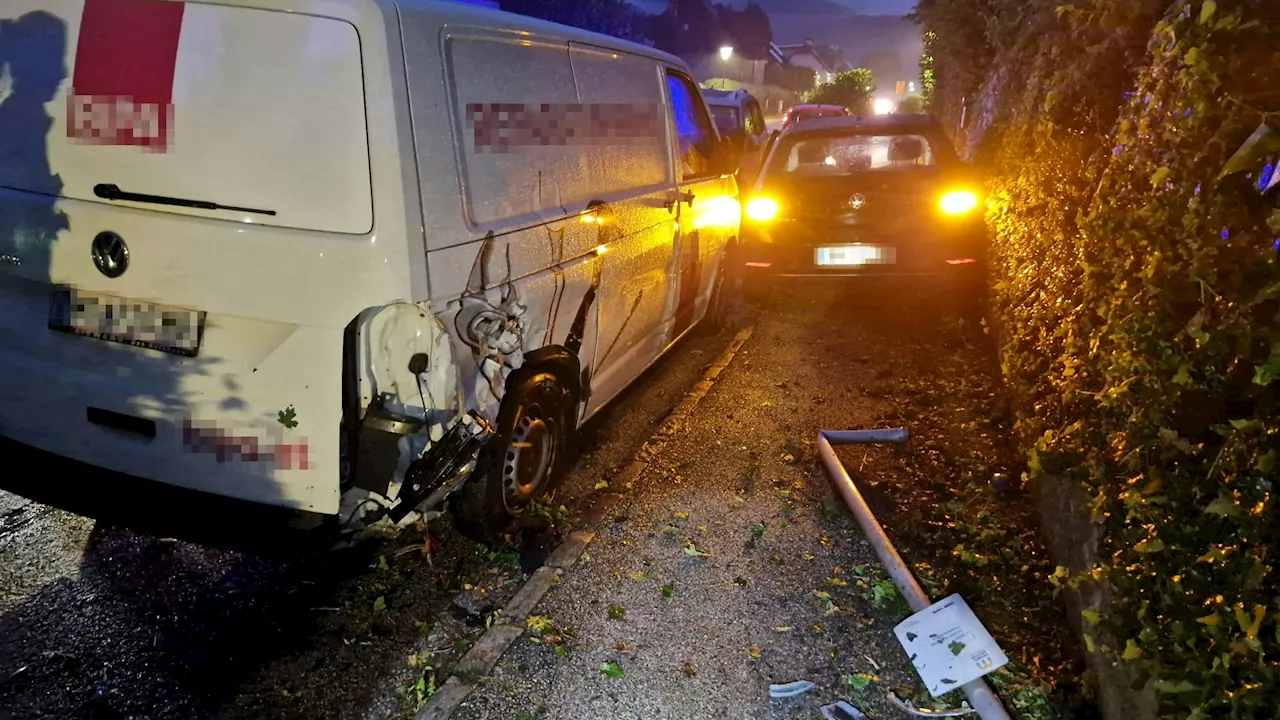 Pkw-Lenker prallte mit voller Wucht in geparkte Autos