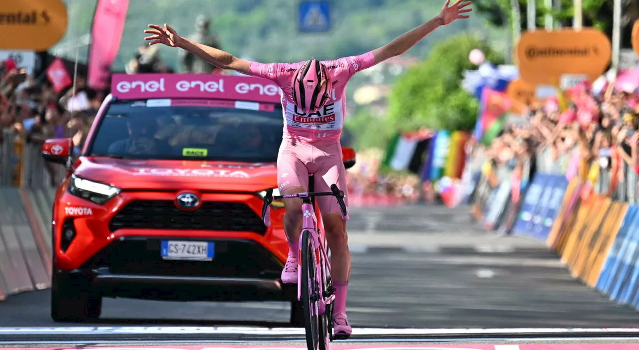 Giro d'Italia, il gesto di Pogacar con un tifoso: regala una borraccia ad un bambino