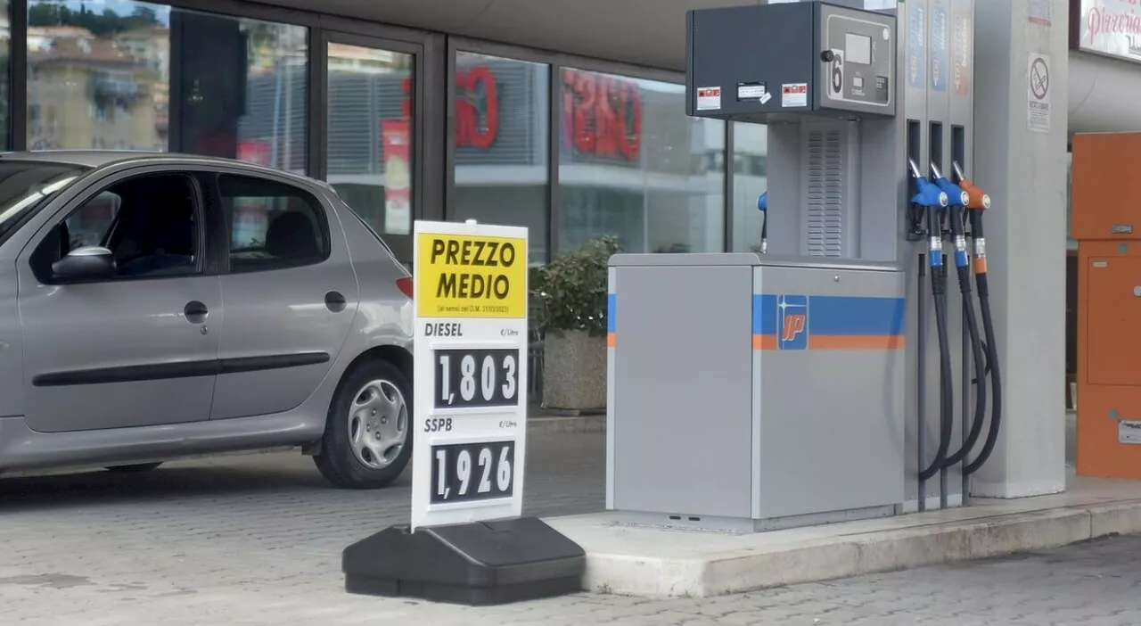 Rincari e carburanti, la benzina vola sopra i due euro