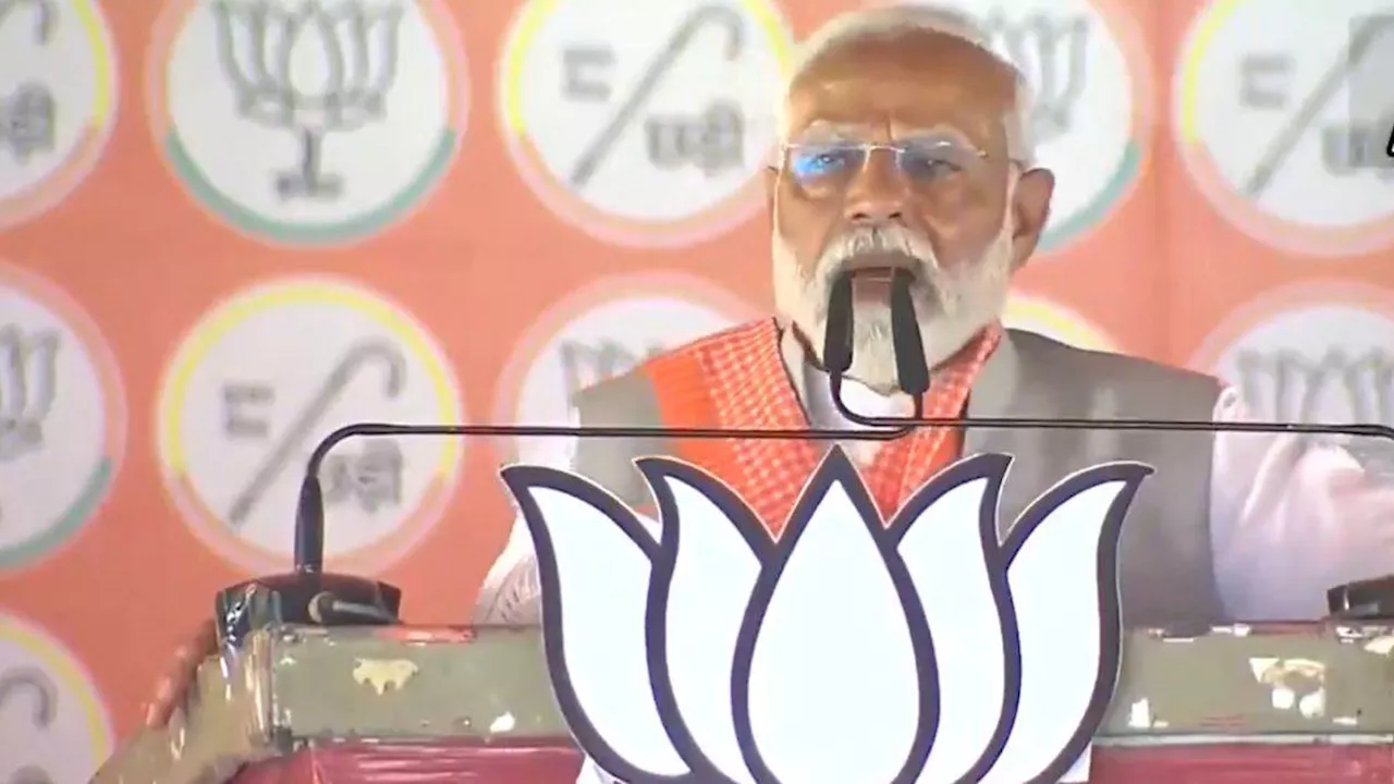 PM Modi Rally in Mau:पीएम मोदी ने मऊ में की जनसभा, बोले- सपा ने साजिश के तहत पूर्वांचल को पिछड़ा बनाया