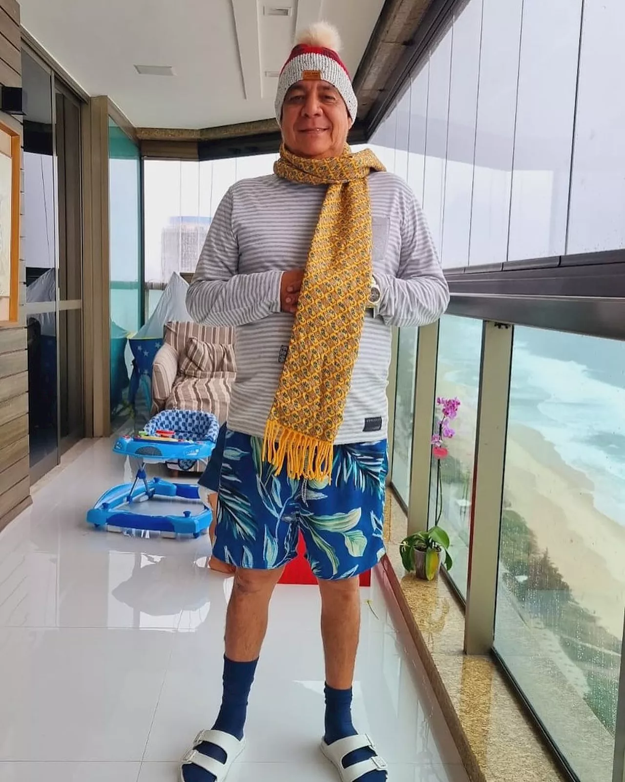 Em dia chuvoso no Rio, Zeca Pagodinho atualiza look de inverno que fez sucesso na web