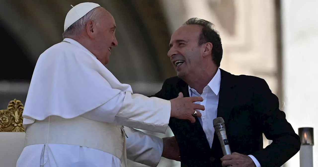 Au Vatican, l'acteur Roberto Benigni fait le show devant le pape François