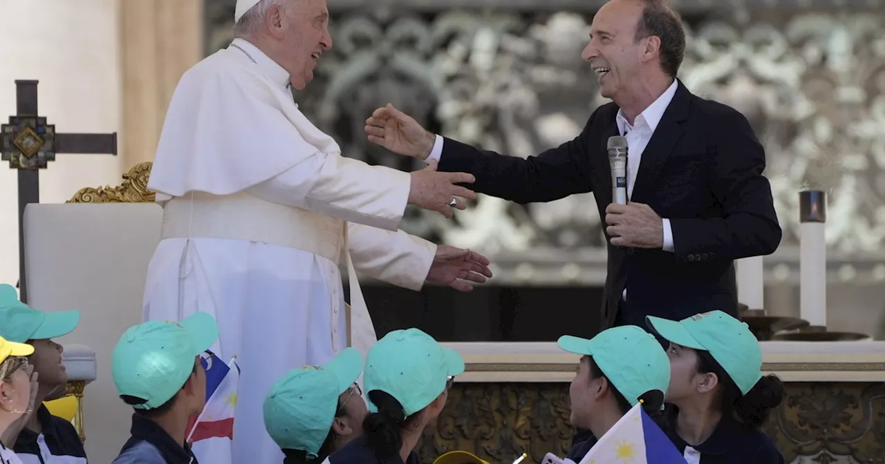 Roberto Benigni, show politico dal Papa: "Facciamo il campo largo! Bergoglio detto Francesco"