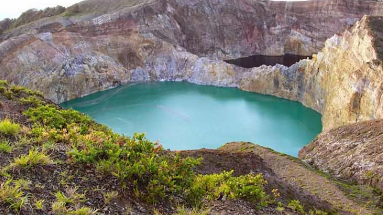 Air Kawah Berubah Warna, Status Gunung Kelimutu Naik dari Normal ke Waspada