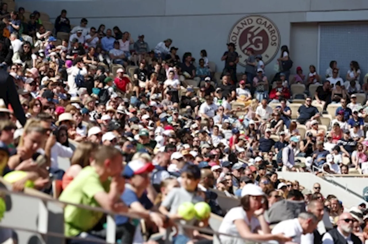 Fans line up in cool Roland Garros weather as French Open begins