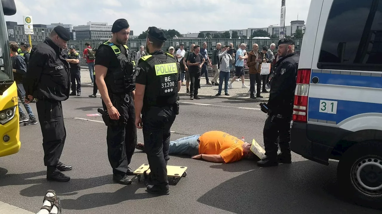 Polizei mit schwerer Aufgabe bei Klima-Blockade am Hauptbahnhof