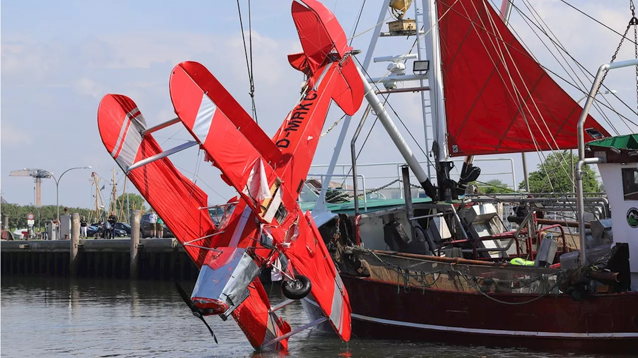 Doppeldecker-Flugzeug in der Nordsee vor Büsum notgewassert