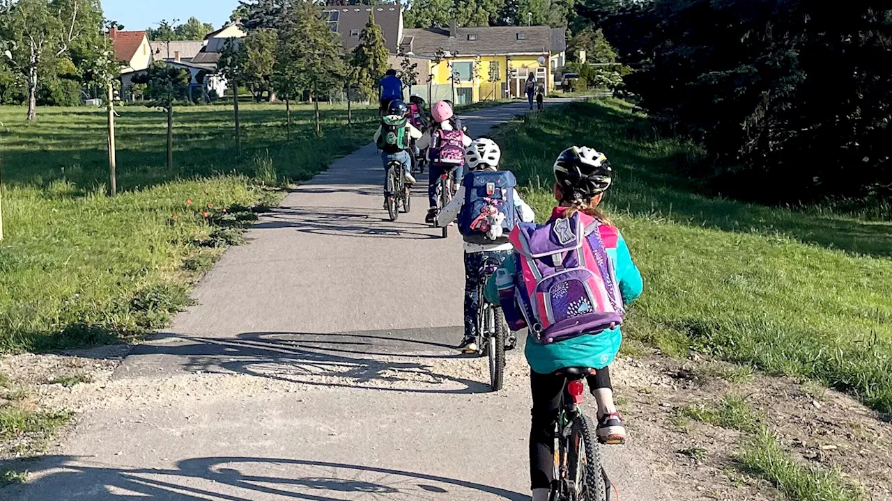 In Leopoldsdorf fährt man gemeinsam mit dem Rad in die Schule