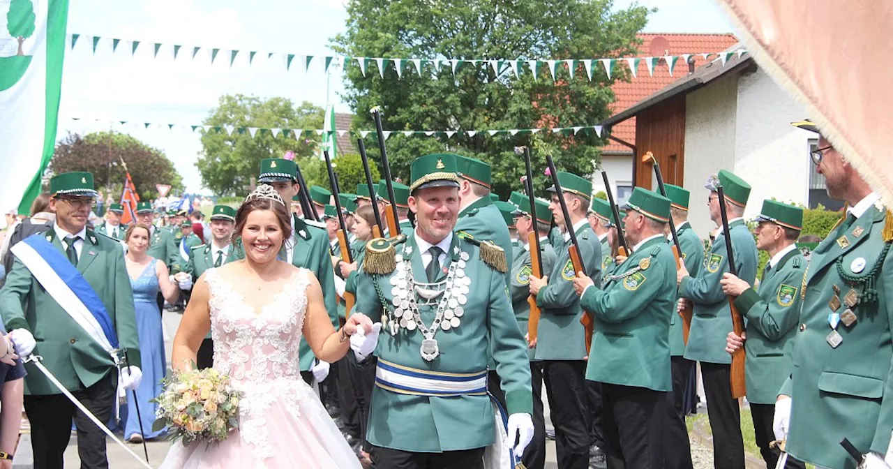 Strahlende Majestäten feiern in Drenke