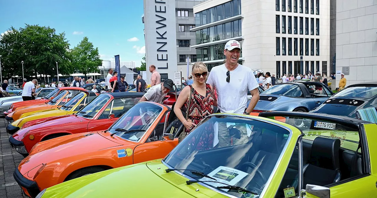 Tausende Besucher: Porsche im Wert von 50 Millionen rauschen durch Bielefeld