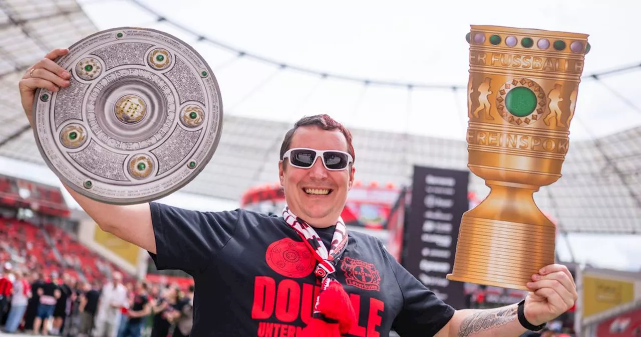 Bayer Leverkusen: So ausgelassen ist die Stimmung​ der Bayer-Fans am Stadion