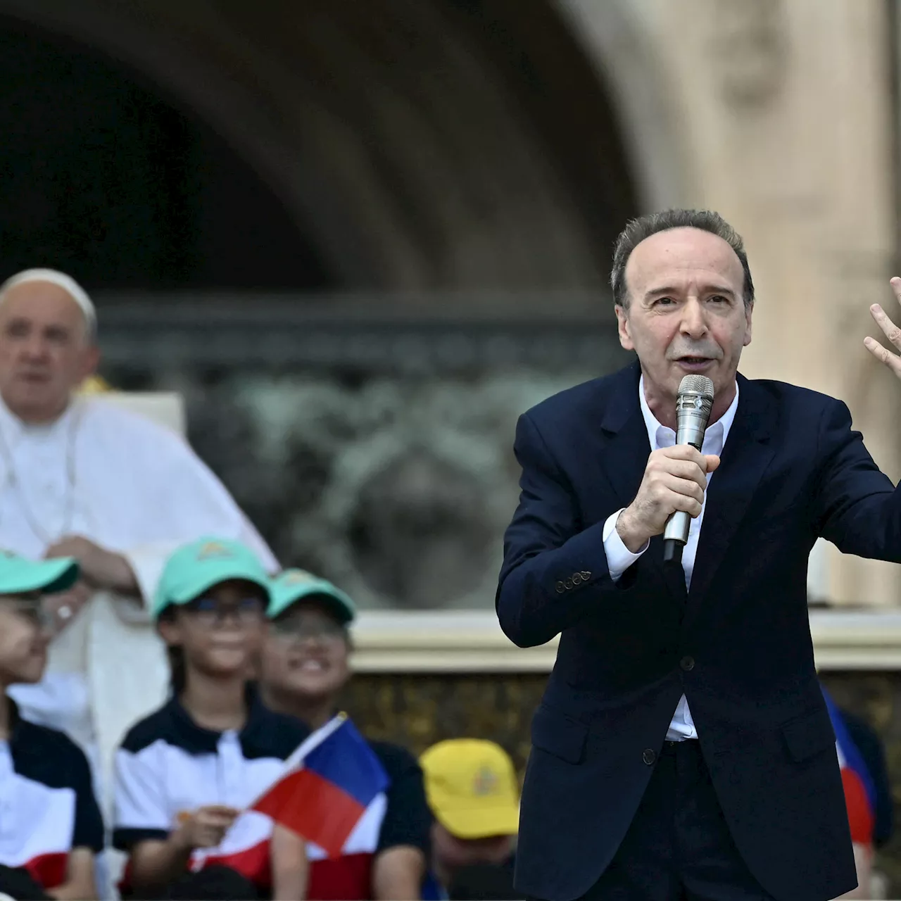 Au Vatican, l'acteur Roberto Benigni vole la vedette au pape François