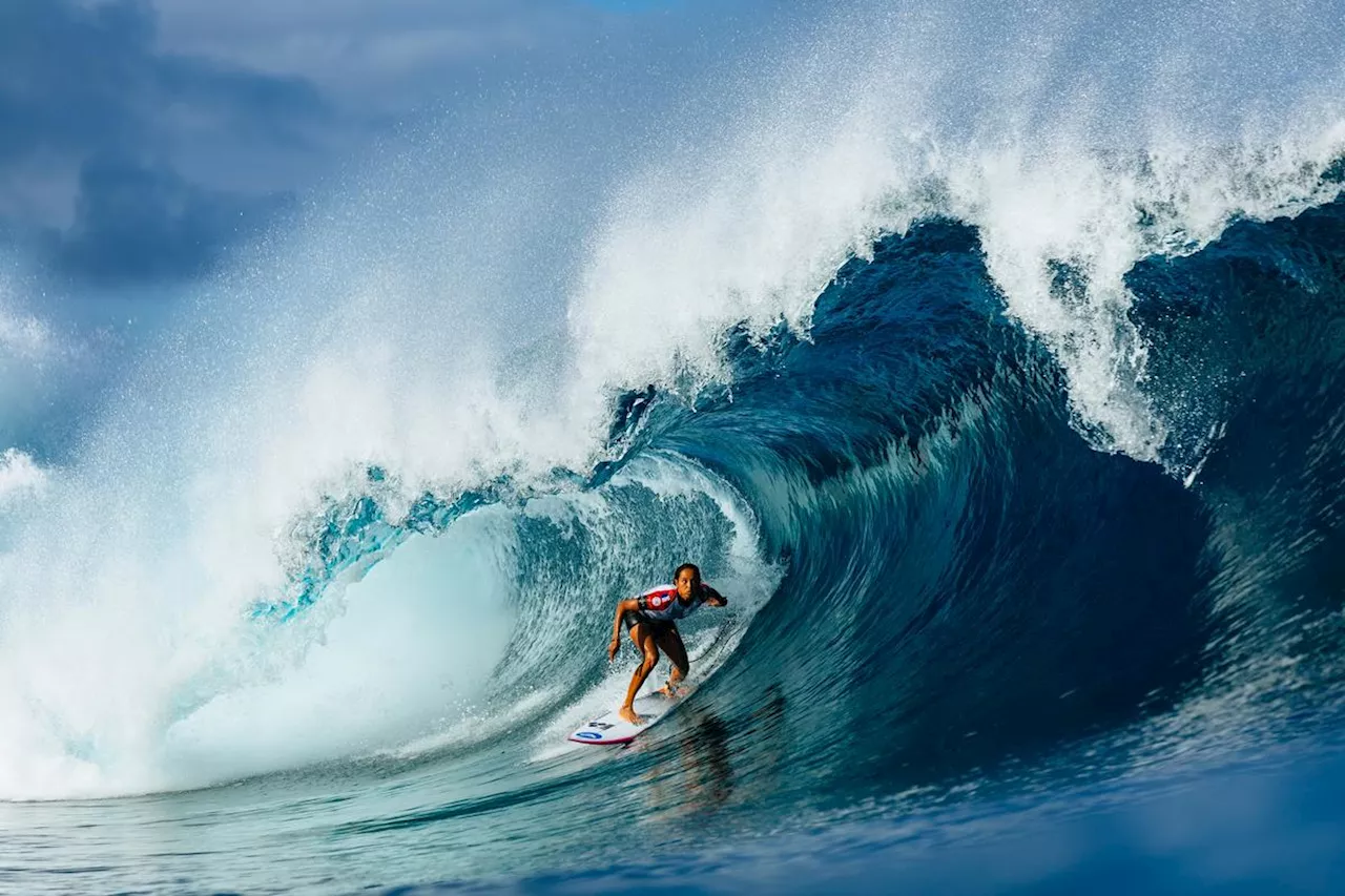 Surf : un tube noté 9,33 à Teahupo’o pour Vahine Fierro, qualifiée pour les quarts du Tahiti Pro