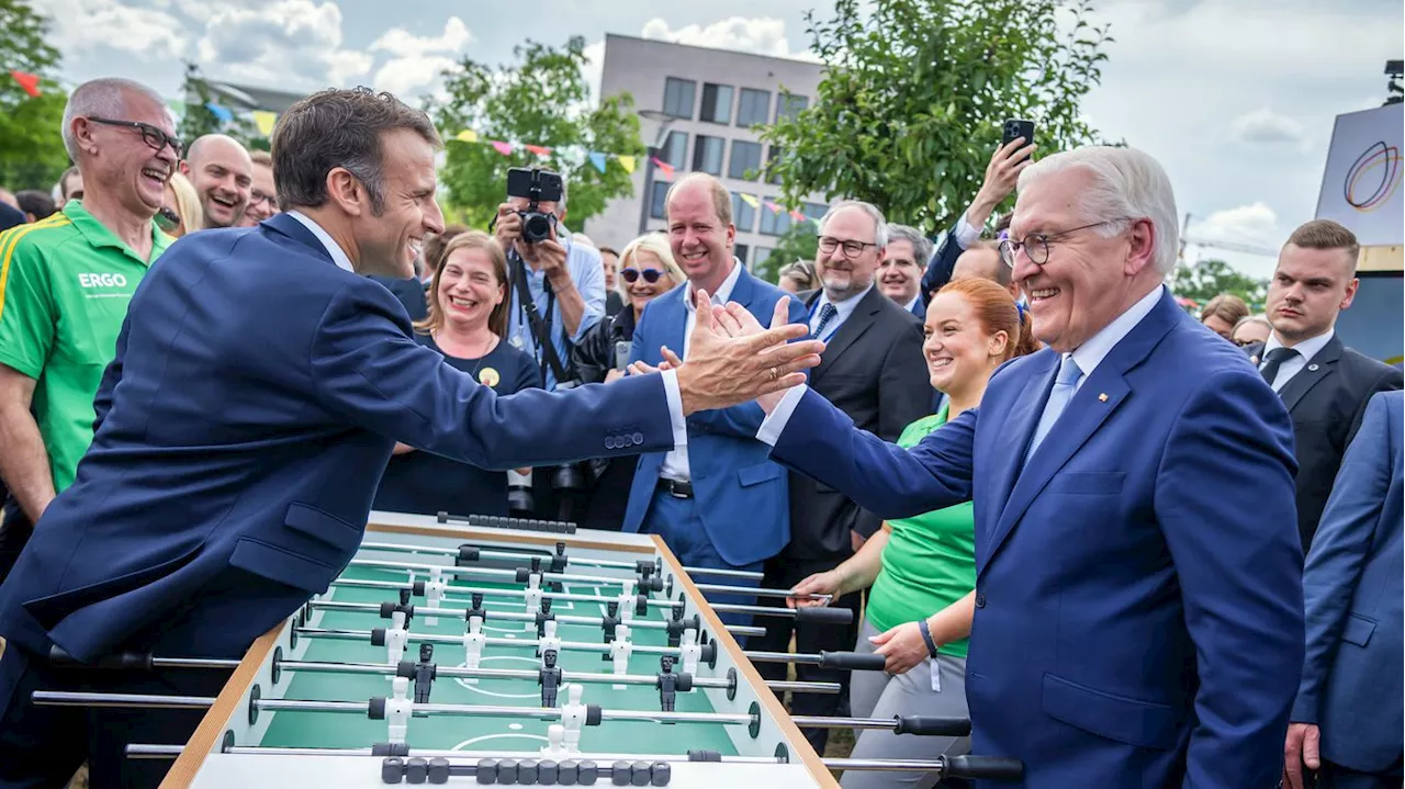 Staatsbesuch in Deutschland : Schulterschluss zwischen Macron und Steinmeier beim Demokratiefest