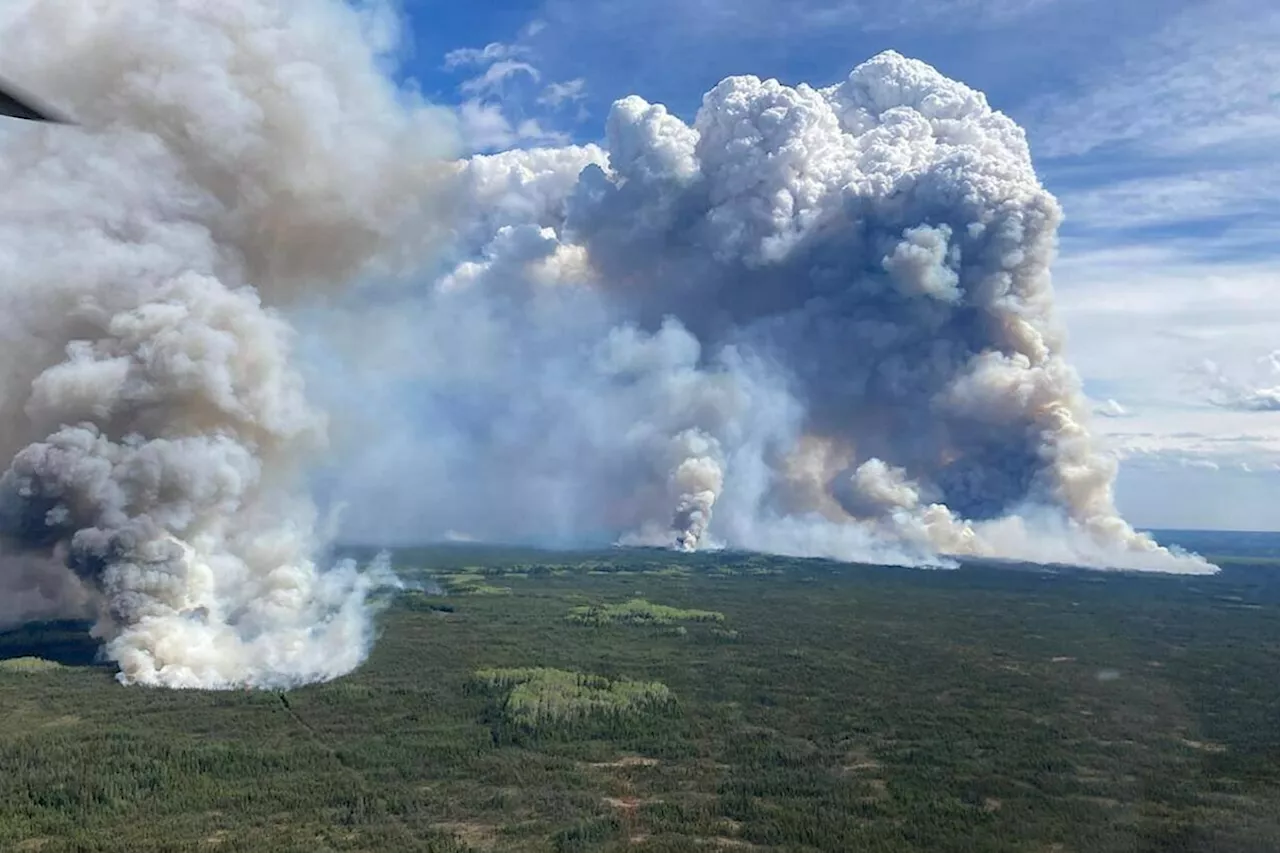 Mayor says it’s not safe for Fort Nelson wildfire evacuees to return early