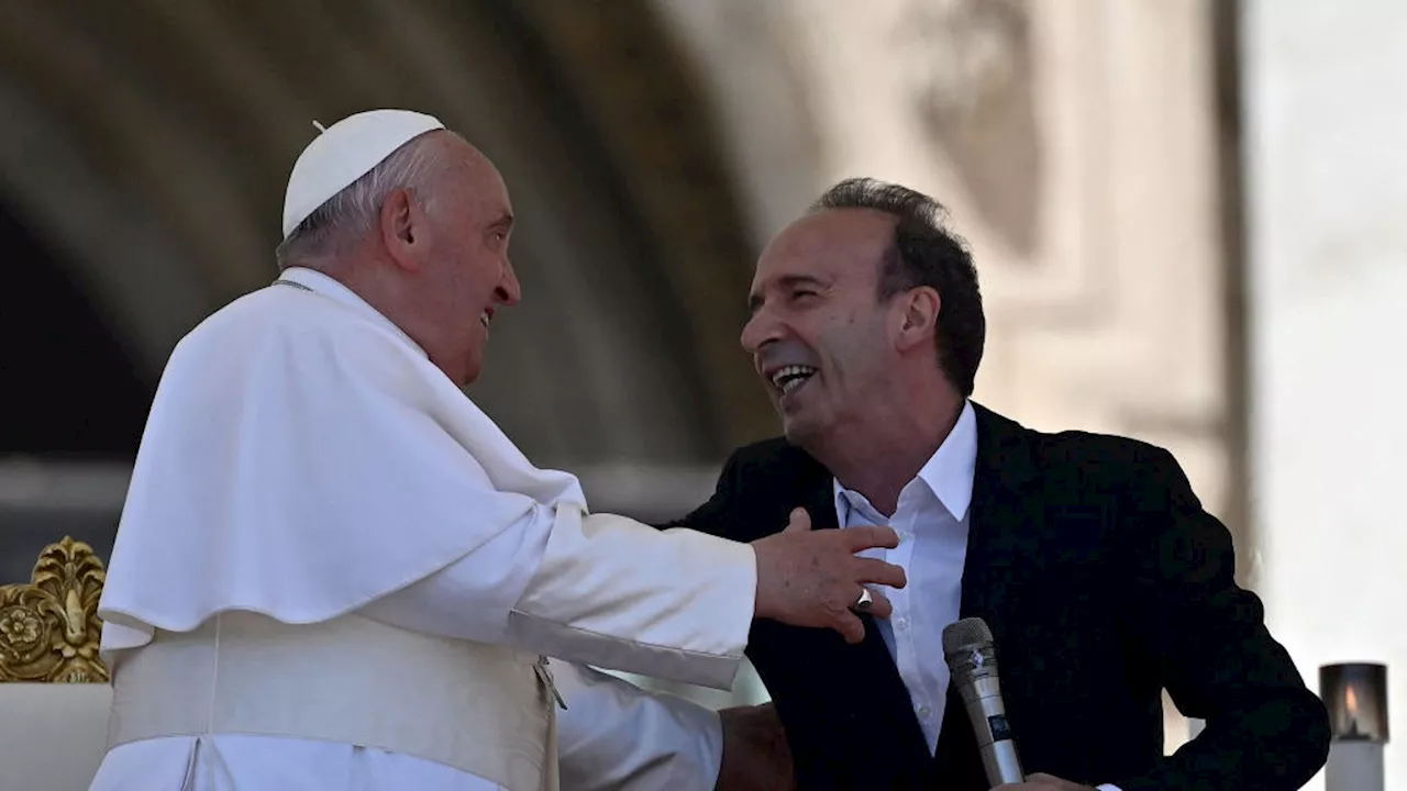 Roberto Benigni-show dal Papa: chiama Meloni «Signor presidente», dà un bacio a Francesco e gli propone di «candidarsi insieme»