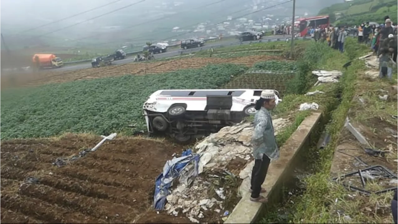 Minibus Bawa 20 Orang Terjun Bebas di Jalur Wisata Dieng, 7 Luka Parah