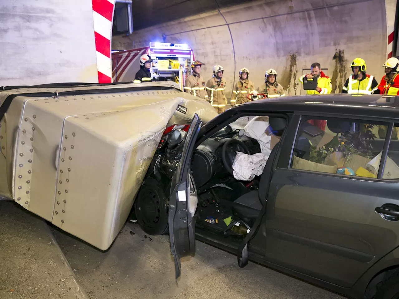 Unfall nach Sekundenschlaf auf der A14 - Autobahn eineinhalb Stunden gesperrt