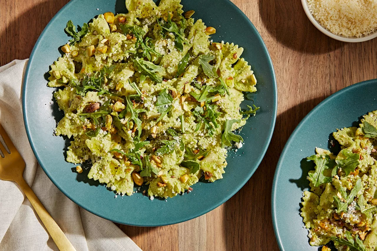 Jamie Oliver’s lemony arugula pasta is a refreshing 20-minute meal