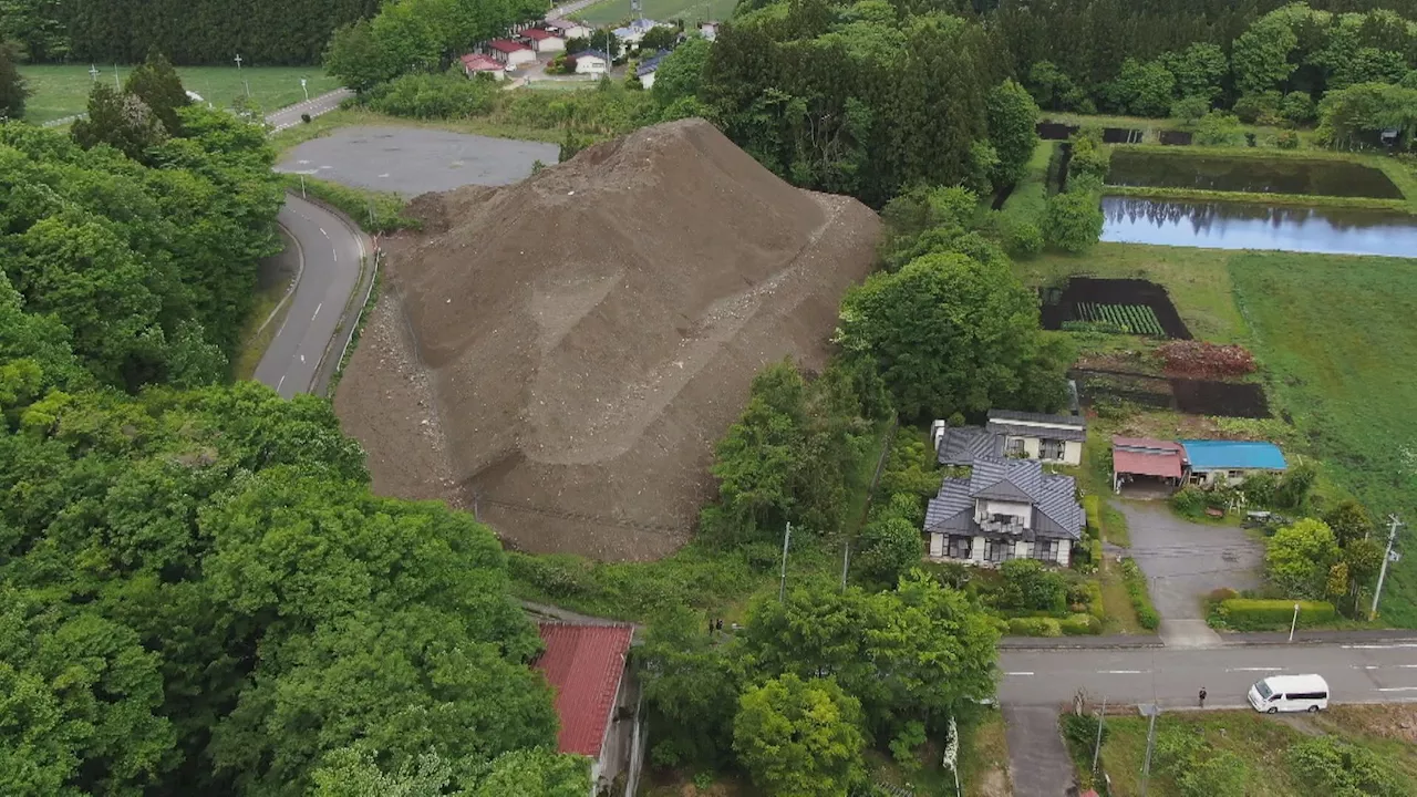 「私たちが土砂に埋まらないと動かないのか…」目の前に土砂の山 おびえる女性（テレビ朝日系（ANN））