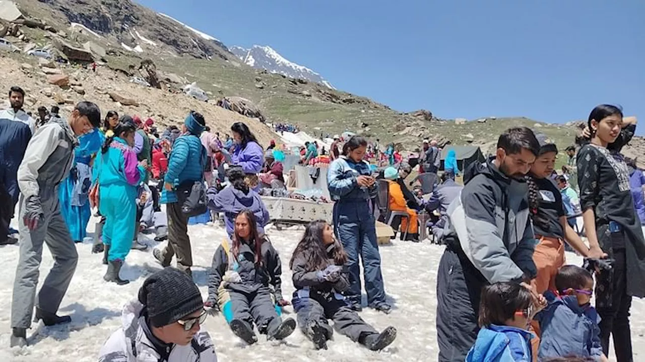 Himachal : तीन दिन में मनाली पहुंचे 50,000 सैलानी, वीकेंड में दोगुना हुए पर्यटक; हिडिंबा मंदिर में भी लगा मेला