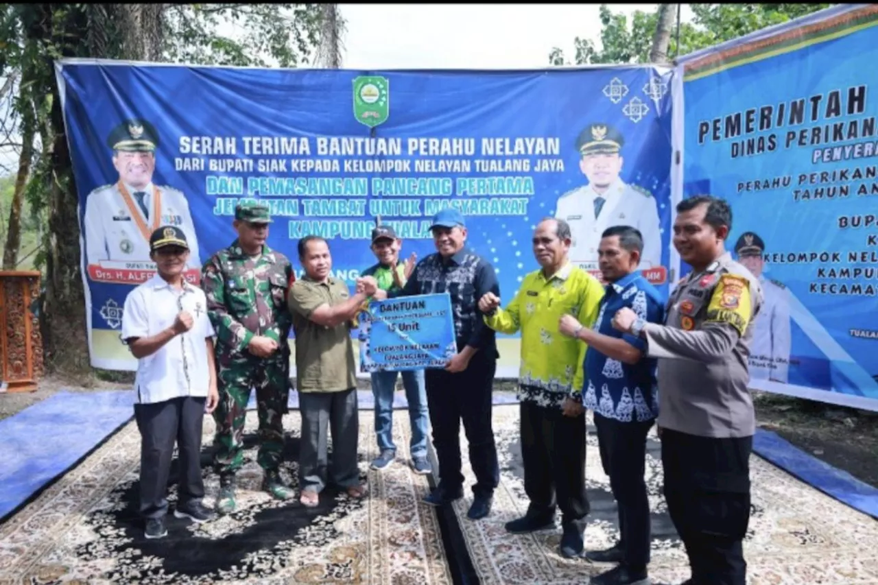 Pemkab Siak berikan bantuan 15 unit perahu kepada nelayan