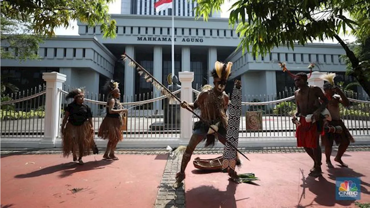 Bawa Panah-Tombak, Suku Awyu dan Moi Gelar Aksi Damai di Gedung MA