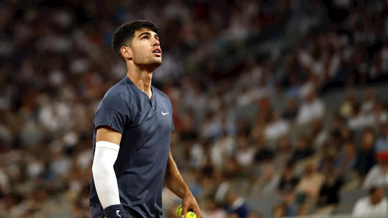 Carlos Alcaraz tiene un sólido debut en Roland Garros