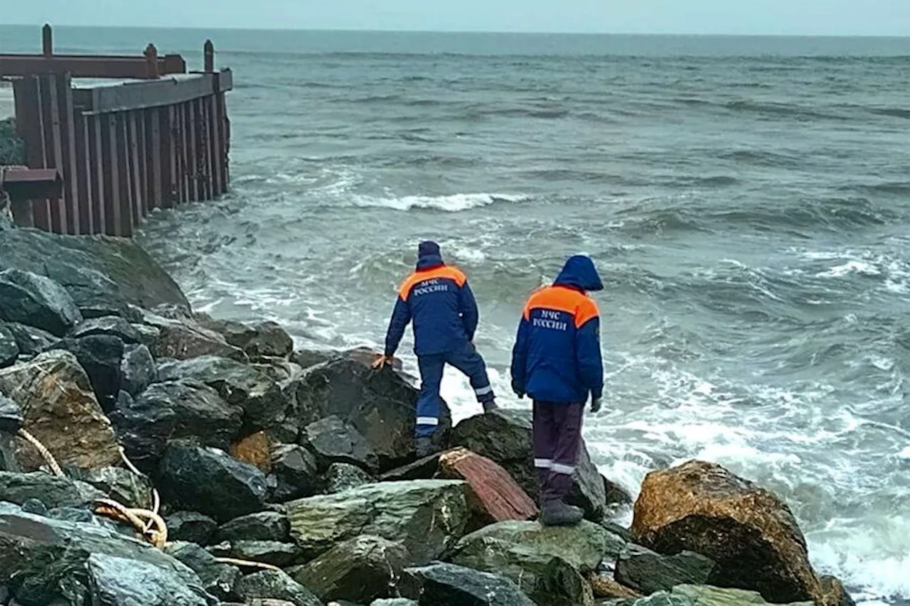 На Сахалине пару смыло волной с пирса, мужчину ищут спасатели