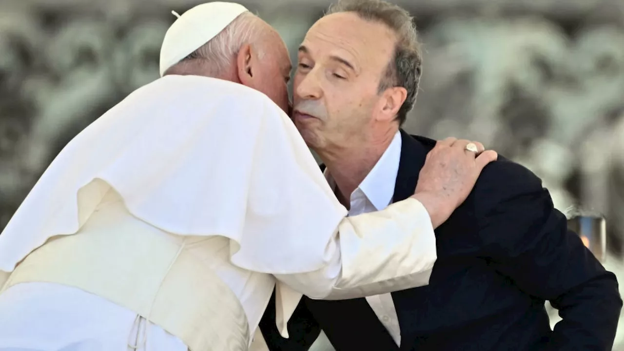 Benigni propone un tango al Papa e lo bacia: 'Insieme alle elezioni, facciamo il campo largo'