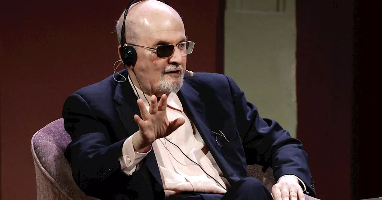 Salman Rushdie, il sorriso dello scrittore condannato a vivere