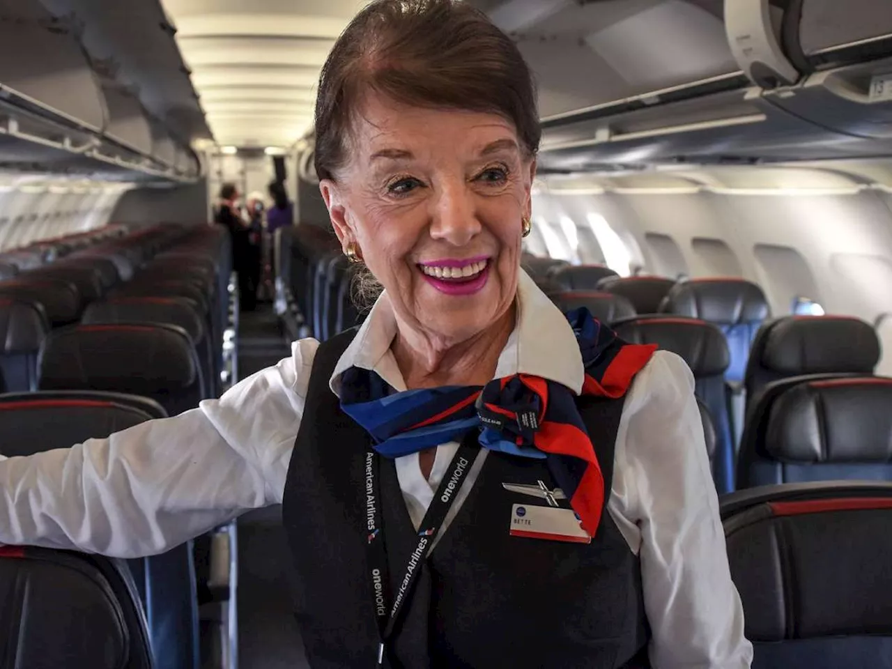 88 anni, 64 in volo con American Airlines: muore Bette, l'hostess più anziana del mondo