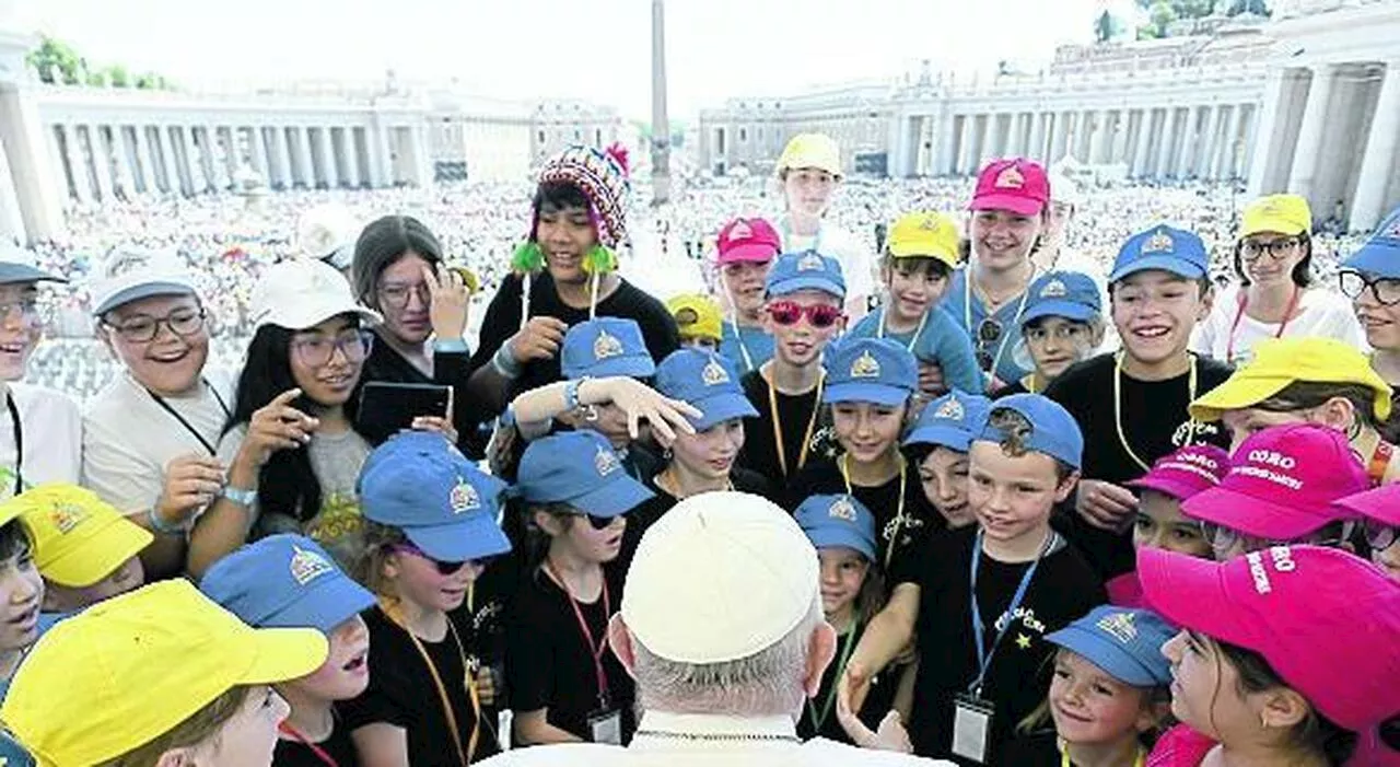 Benigni show con Bergoglio e 50 mila bambini, «tra voi ci potrebbe essere il futuro Papa nero o la prossima do