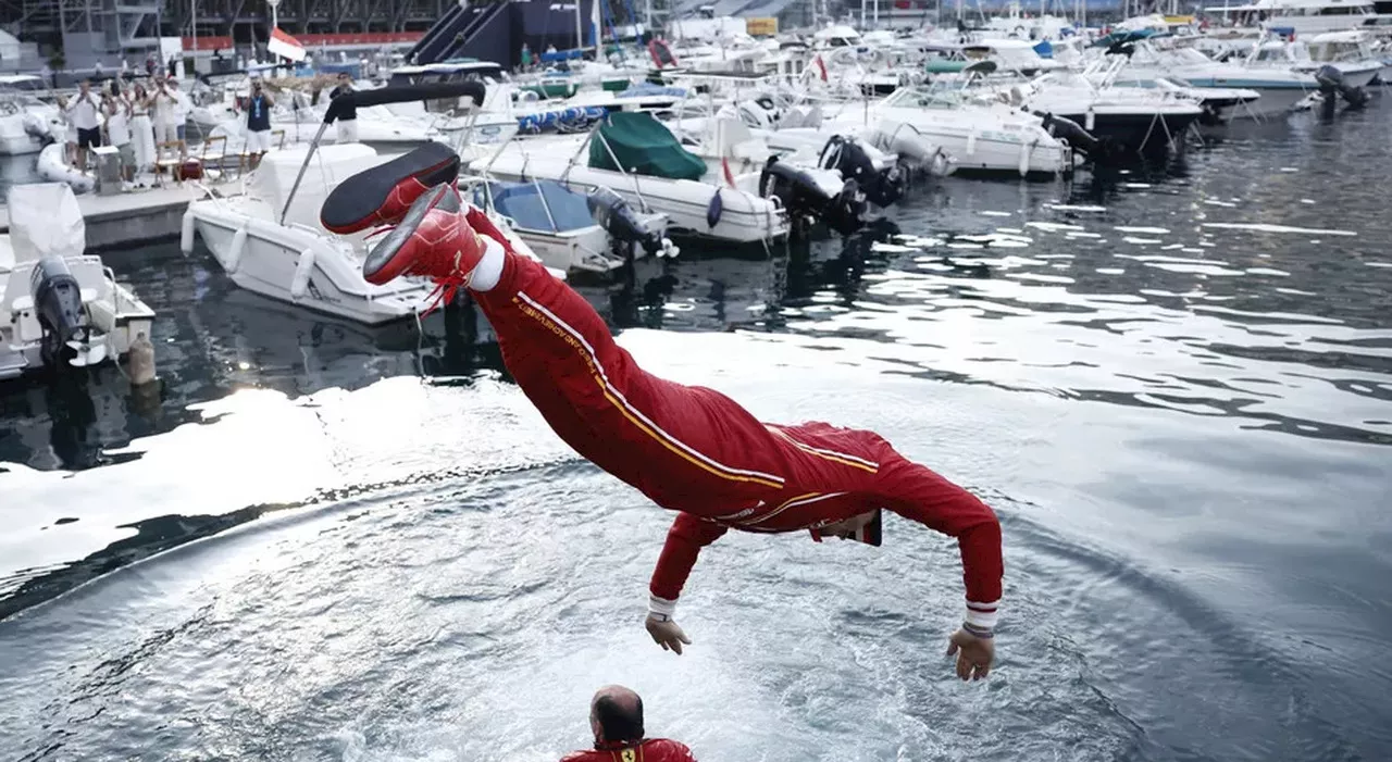 Ferrari, grande festa a Montecarlo: Leclerc e Vasseur si tuffano nell'acqua del Porto