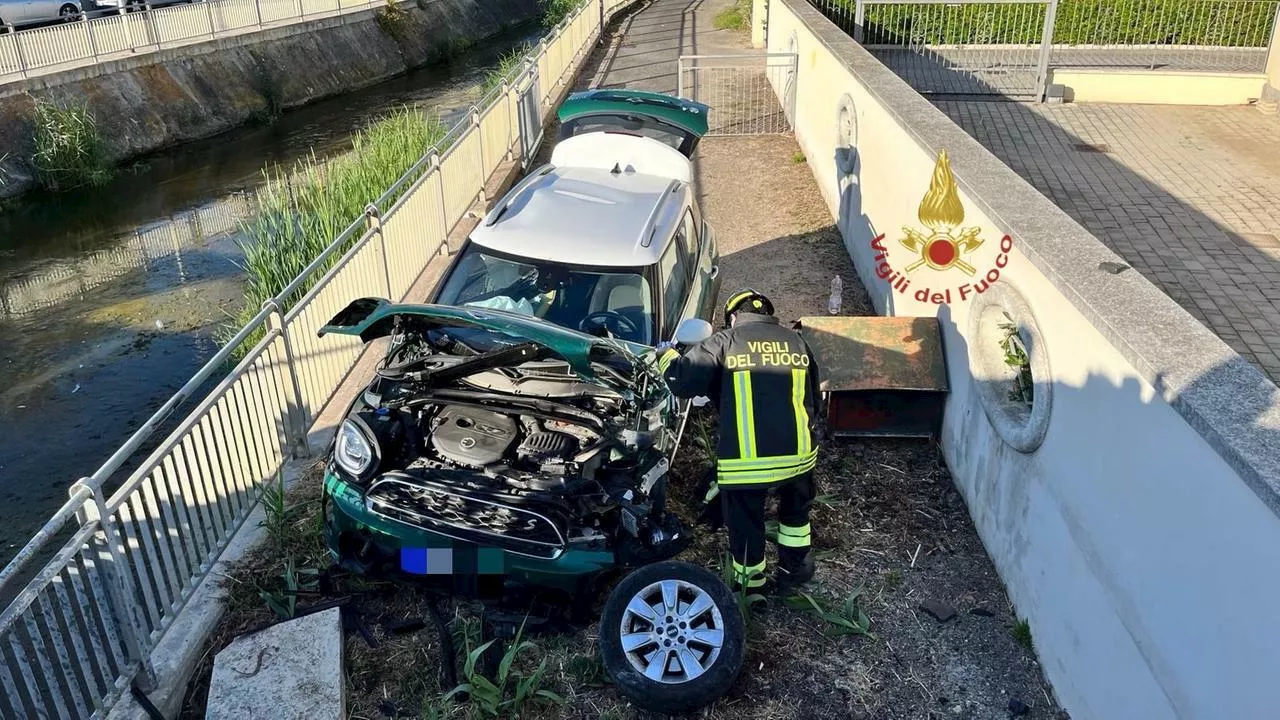 L’auto vola nel fosso Vallelunga, il guidatore è vivo per miracolo