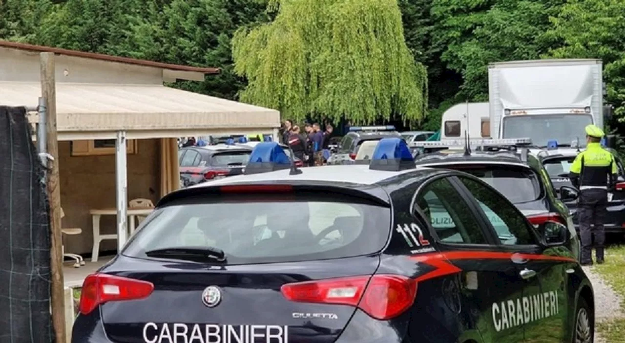 Rotti i finestrini di 60 auto a Padova, blitz nel campo nomadi. La confessione del 25enne: «Sì, sono stato io»