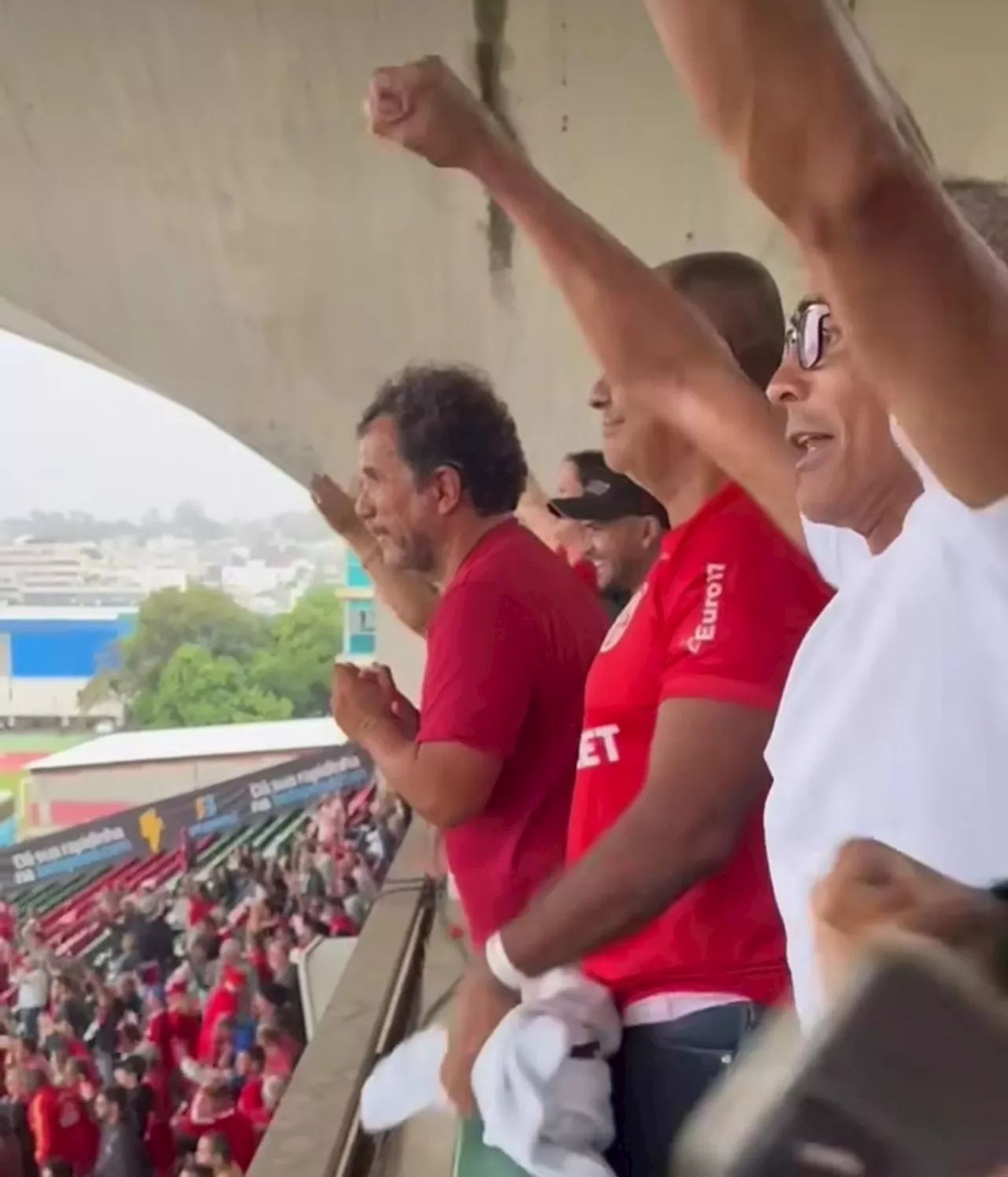 Fora dos relacionados, Romário vibra com hat trick de André pelo America; assista