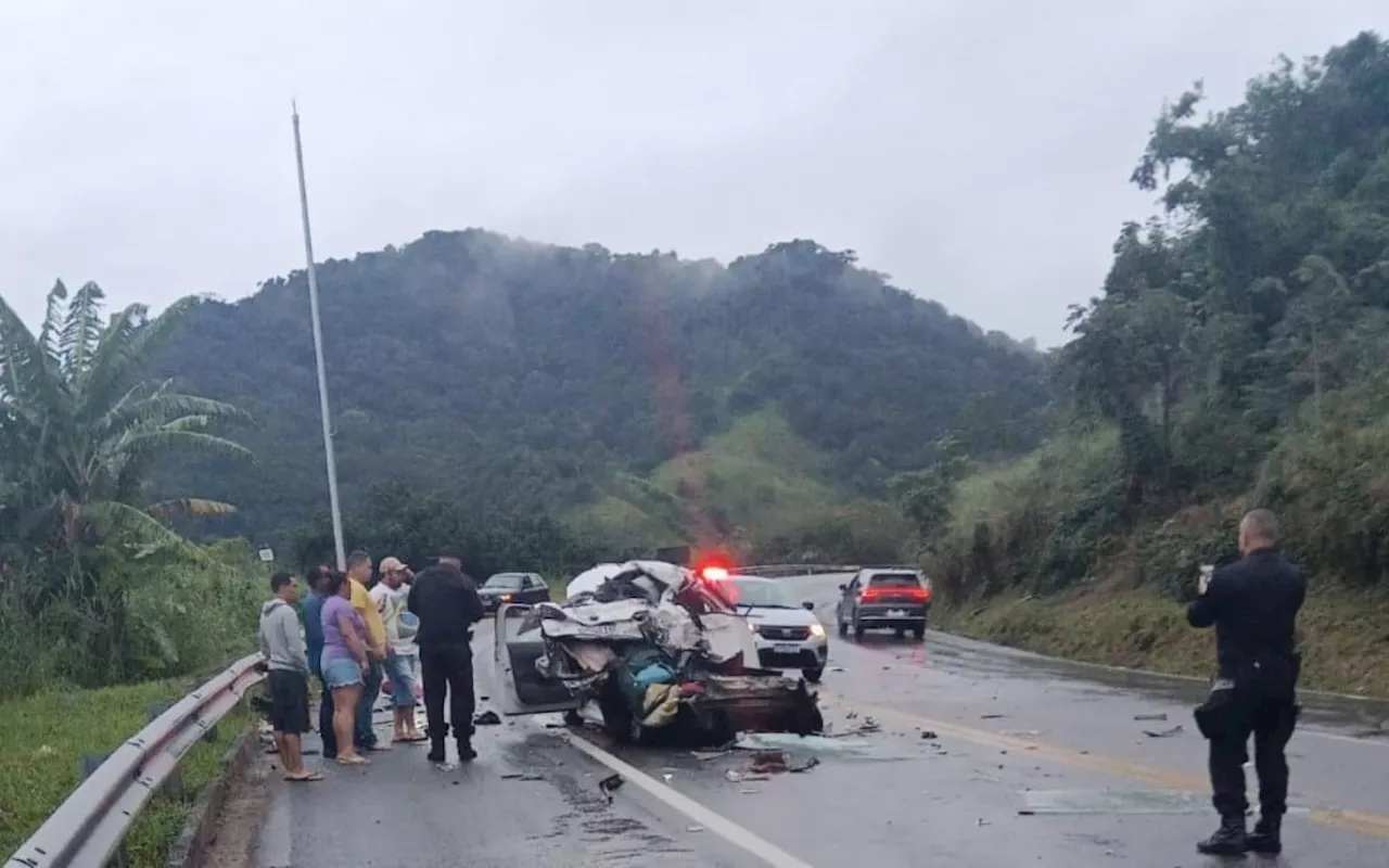 Acidente entre ônibus e carro termina com homem e três jovens mortos em Mangaratiba