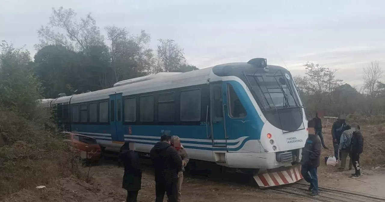 Valle Hermoso: un tren chocó contra vehículo y hay un herido