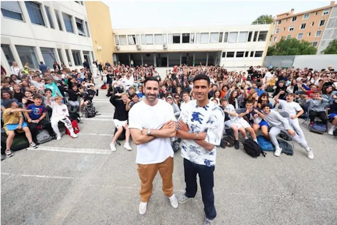 Les champions du monde Raphaël Varane et Adil Rami sensibilisent des collégiens sur l'addiction aux écrans