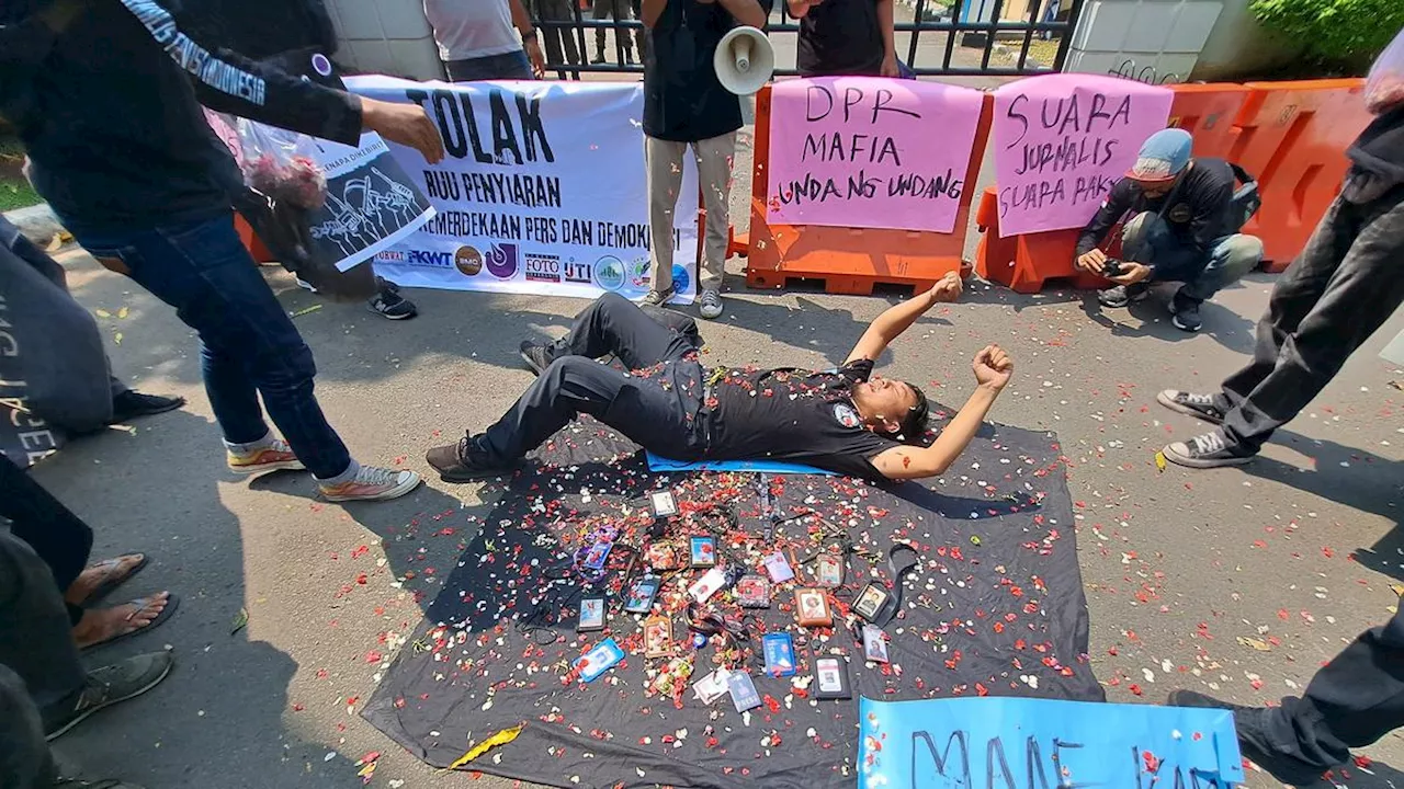 Tolak Revisi UU Penyiaran, Jurnalis di Tangerang Geruduk Gedung DPRD