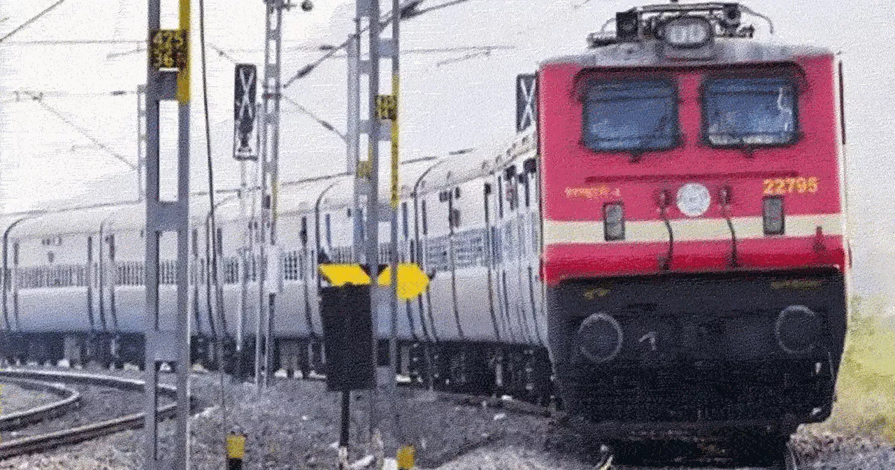 Indian Railway: साइक्लोन में उड़ ने जाए ट्रेन! चेन से बांध कर ताला लगा रहा है रेलवे