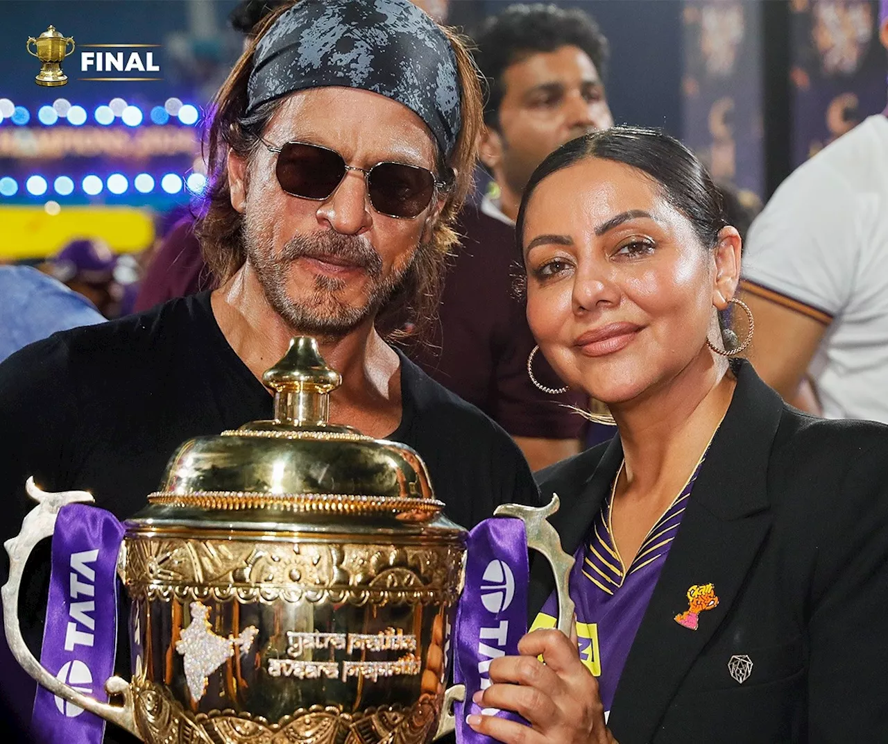 KKR की जीती हुई IPL 2024 ट्रॉफी के साथ शाहरुख खान-गौरी खान ने दिए पोज, जश्न की फैमिली और दोस्तों संग फोटो वायरल