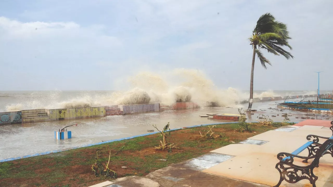 Cyclone Remal Update: बंगाल तट से टकराया चक्रवात 'रेमल', कई इलाकों में तेज हवाओं के साथ बारिश जारी