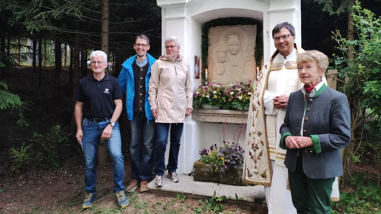 Familie Jirschik pflegt das Hettler-Marterl bei Hollenbach