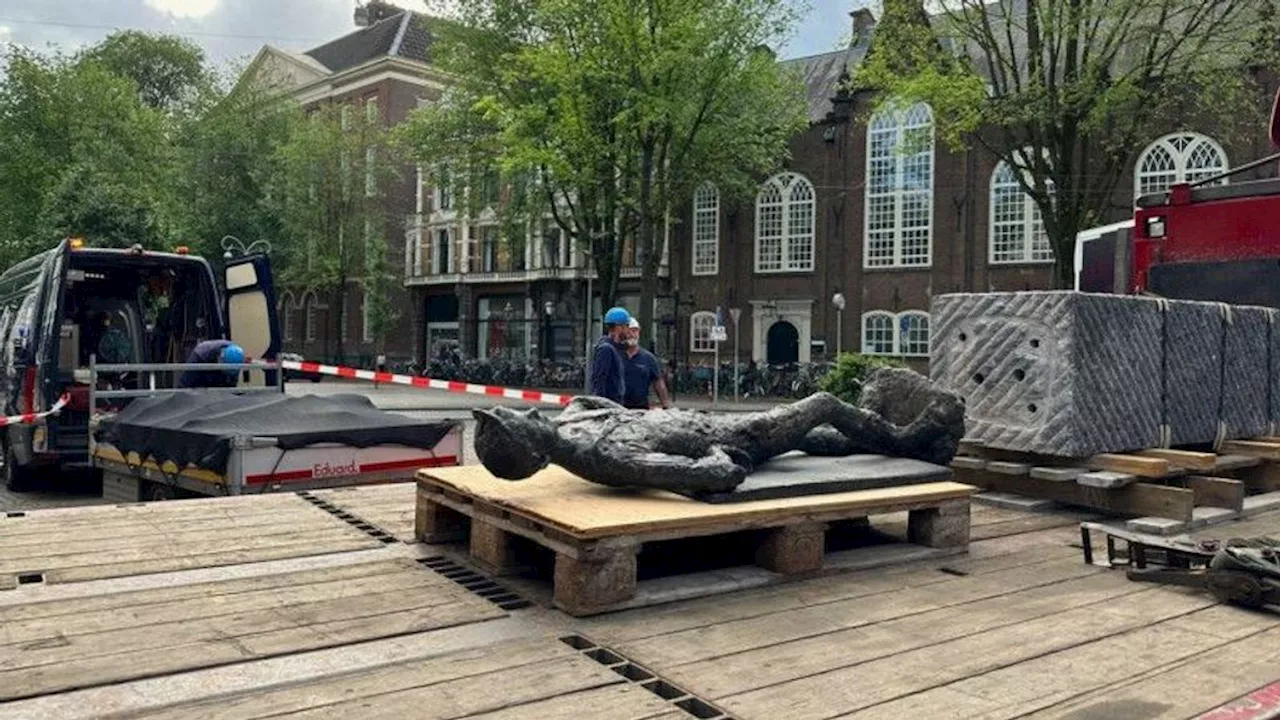 Het Lieverdje terug op z'n plek in Amsterdam na aanrijding