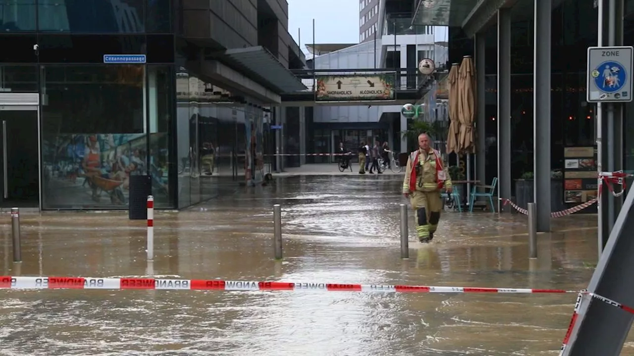 Waterschade aan winkels na gesprongen waterleiding in Emmen