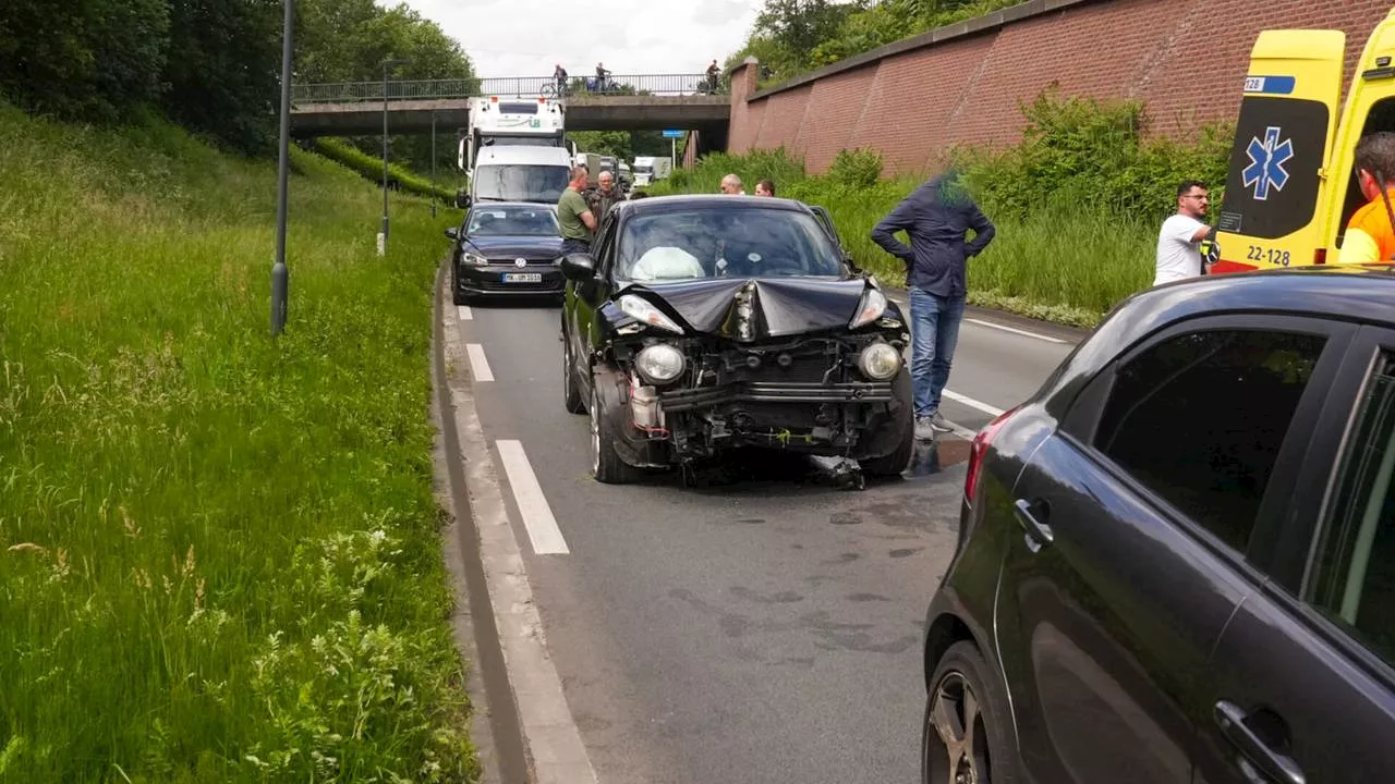 112-nieuws: botsing A50 bij V, uur vertraging • vrachtwagen sleept auto mee