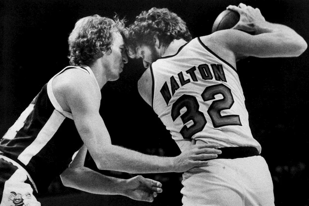 Bill Walton, Hall of Fame player who became a star broadcaster, dies at